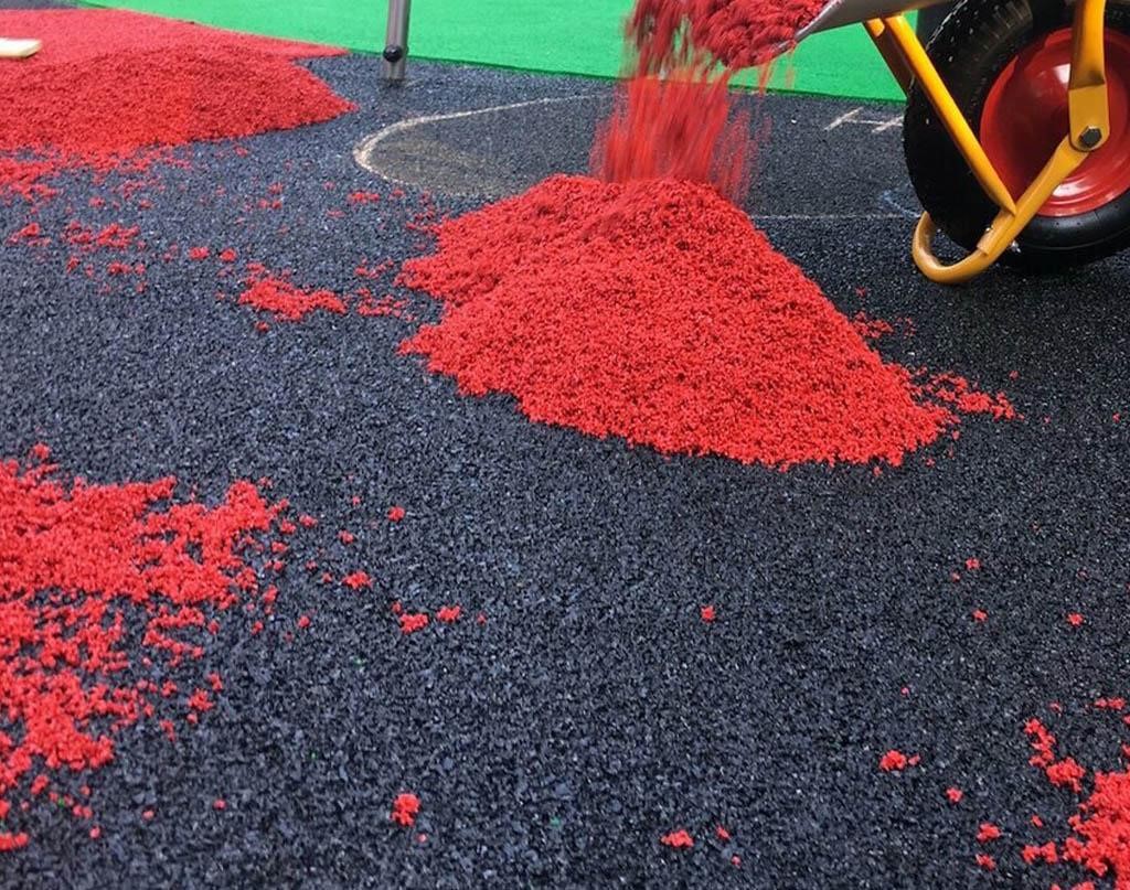 dizaynerskie vozmozhnosti pri ispolzovanii rezinovoy kroshki v ograzhdeniyah